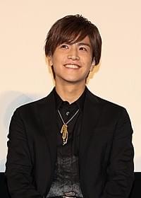 笑顔を見せる岩田剛典