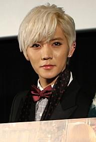 舞台挨拶に立った「NU’EST」のレン「知らない、ふたり」