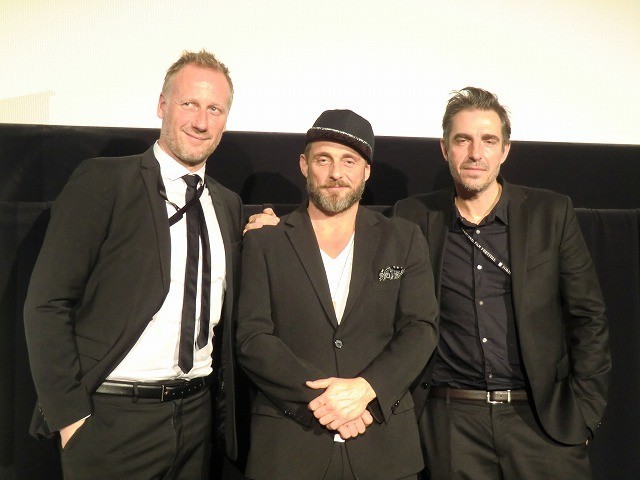 （左から）プロデューサーのマイケル・クリスチヤン・ライクス、 ローラン・モラー、マーチン・ピータ・サンフリト監督