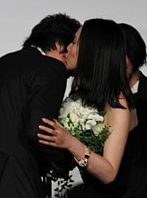 小栗康平監督にキスする中谷美紀「FOUJITA」
