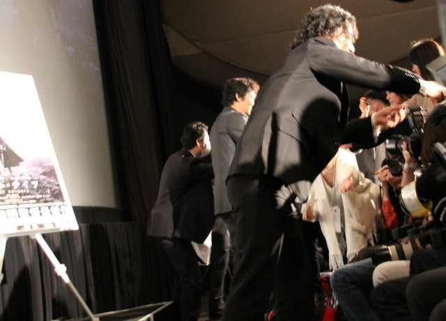 紀里谷和明＆伊原剛志、350人のファンに感激＆名刺手渡し「ラスト・ナイツ」アピール - 画像4
