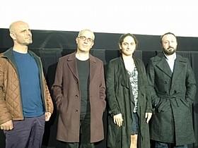 (左から)ハイダル・シシマン、脚本家の ビラル・セルト、プロデューサーのネルミン・ アイテキン、ムスタファ・カラ監督「カランダールの雪」