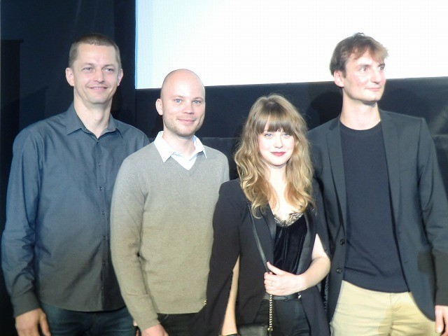 （左から）イジー・コネチニー、撮影監督のルカーシュ・ミロタ、 イェノべーファ・ボコバー、オルモ・オメルズ監督