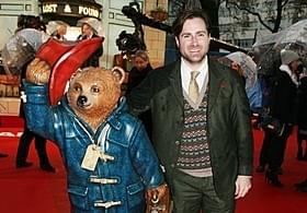 ロンドンのワールドプレミアの時のポール・キング監督とパディントン「パディントン」