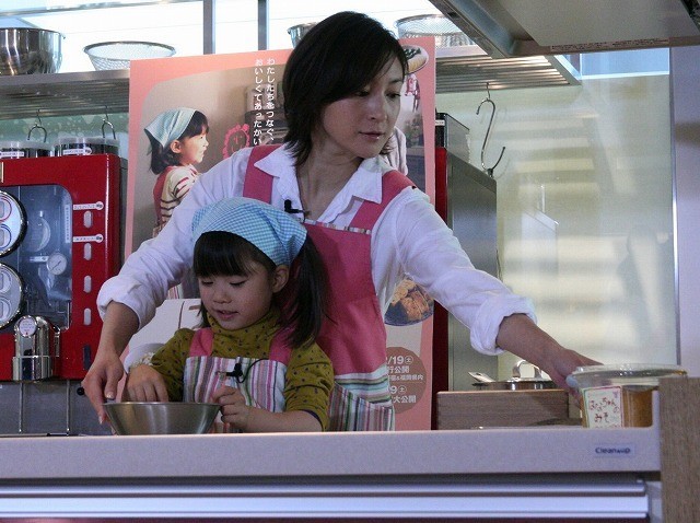 3児の母・広末涼子、新人子役とのみそ汁作りで母の顔のぞかせる - 画像3