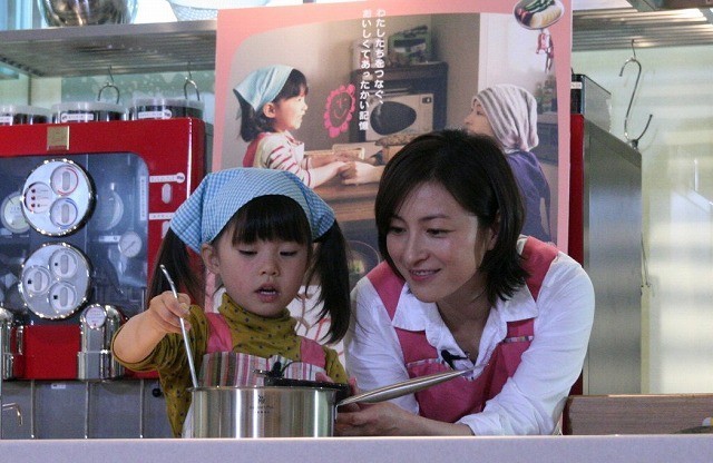 3児の母・広末涼子、新人子役とのみそ汁作りで母の顔のぞかせる - 画像6