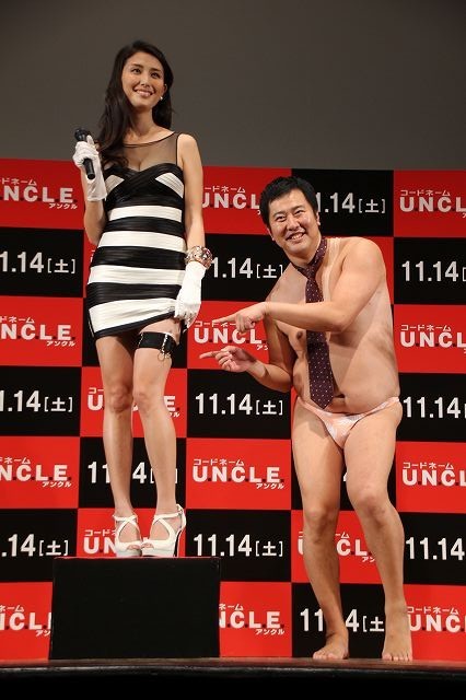 とにかく明るい安村＆橋本マナミ、「コードネーム U.N.C.L.E.」セクシーシーンを再現！
