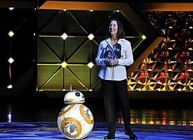 初披露された新ドロイドBB-8とキャスリーン・ケネディ氏「スター・ウォーズ」