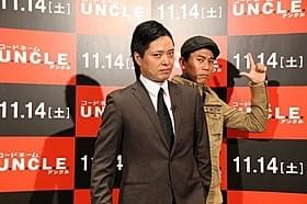 クールに決める「キャベツ確認中」の2人「コードネーム U.N.C.L.E.」