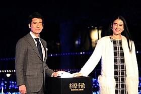 点灯式に臨んだ唐沢寿明と小雪「杉原千畝 スギハラチウネ」