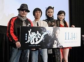 スタントマンも顔負けの腹筋を 披露した秋元才加(右から2人目)「劇場版 媚空 ビクウ」