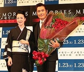 2016年の再来日を誓ったイ・ビョンホン(右)と坂本冬美「メモリーズ 追憶の剣」