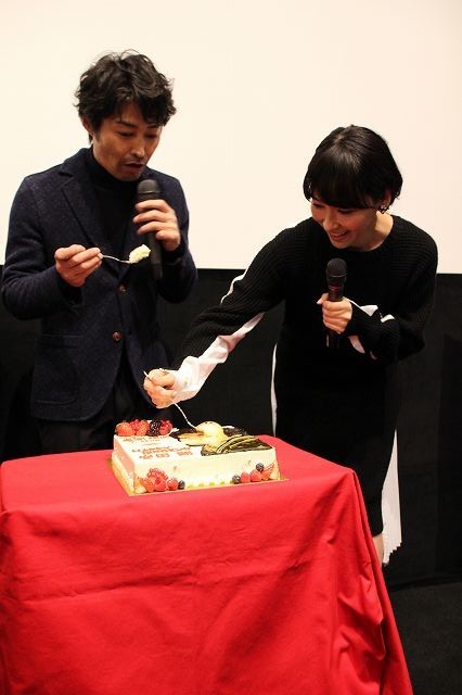 「俳優 亀岡拓次」主演・安田顕、特製誕生ケーキにご満悦「おめでとう、僕！」 - 画像5