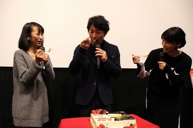 「俳優 亀岡拓次」主演・安田顕、特製誕生ケーキにご満悦「おめでとう、僕！」 - 画像6