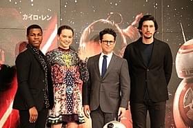 来日したジョン・ボヤーガ、デイジー・リドリー、 J・J・エイブラムス監督、アダム・ドライバー(左から)「スター・ウォーズ」