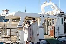 粟島へのフェリーの前で寄り添う土屋太鳳&山崎賢人「orange オレンジ」