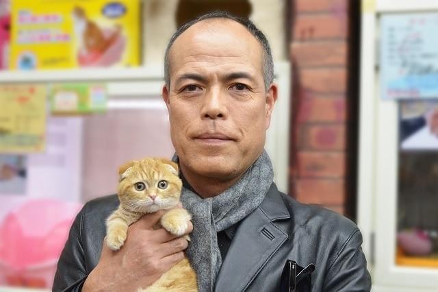 撮影の合間も猫に“萌える”田中要次