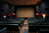 座席数は165。建物は古いが劇場内はきれいに改装されている。スクリーン前のカーテンを残しているこだわりが素敵。