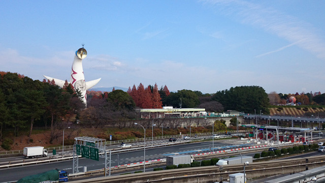最寄りの万博記念前公園駅を降りると大阪万博の象徴、岡本太郎作の「太陽の塔」がお出迎え。