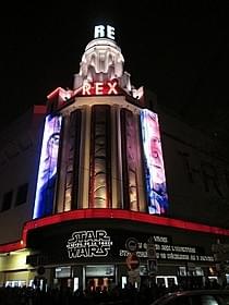 テロの警戒態勢が続く中、初回から長い行列ができた シネコンLe Grand Rex「スター・ウォーズ フォースの覚醒」