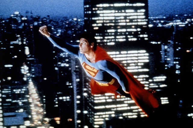 スーパーマンが地球を逆回転させるために必要な速度は？ 英大学生が本気で計算