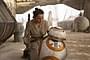 レイ役のデイジー・リドリーと、新ドロイドのBB-8