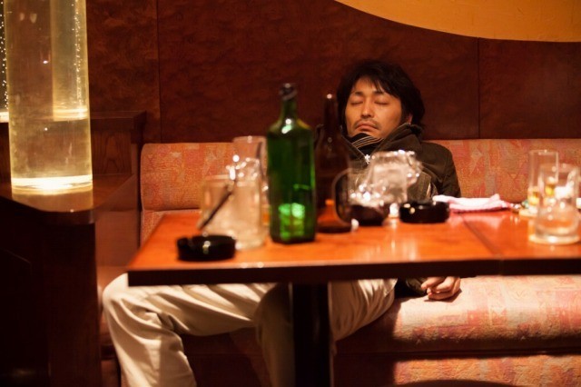 酔っぱらった安田顕とたどる「俳優 亀岡拓次」“お酒マナー”映像公開！
