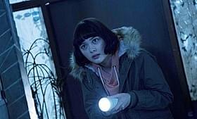 怖がりの玉城ティナ、伽椰子の呪いの標的に…「貞子vs伽椰子」