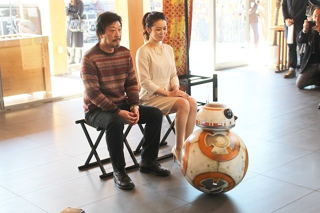 BB-8、興収100億円突破目前にご満悦のダンス！「SW」日本語版声優はしみじみ