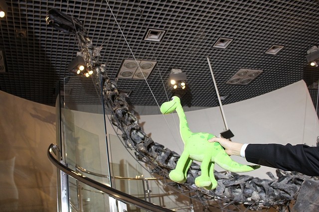 ピクサー最新作のピーター・ソーン監督、18メートルの恐竜化石と対面し大感激！ - 画像4
