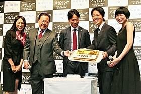 36歳の誕生日を迎えた桐谷健太(右から2人目)