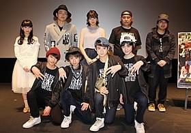 緊張しきりの舞台挨拶を乗り越えた「MAGiC BOYZ」(前列)ら「イカれてイル?」