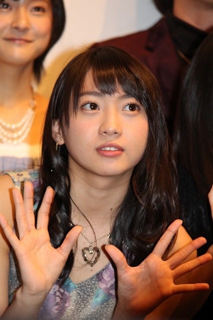 「AKB48」入山杏奈、共演の松山優太に“目力”ほめられ照れ笑い