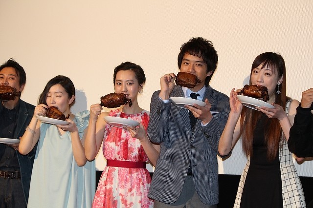 三浦貴大、主演作「マンガ肉と僕」でハーレム状態「美女3人に囲まれた」とデレデレ - 画像9