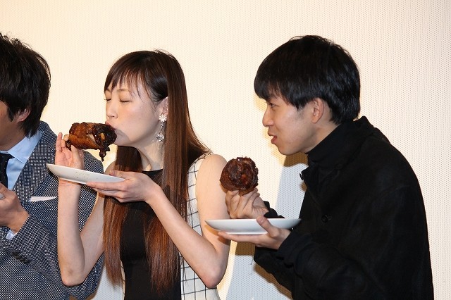 三浦貴大、主演作「マンガ肉と僕」でハーレム状態「美女3人に囲まれた」とデレデレ - 画像10