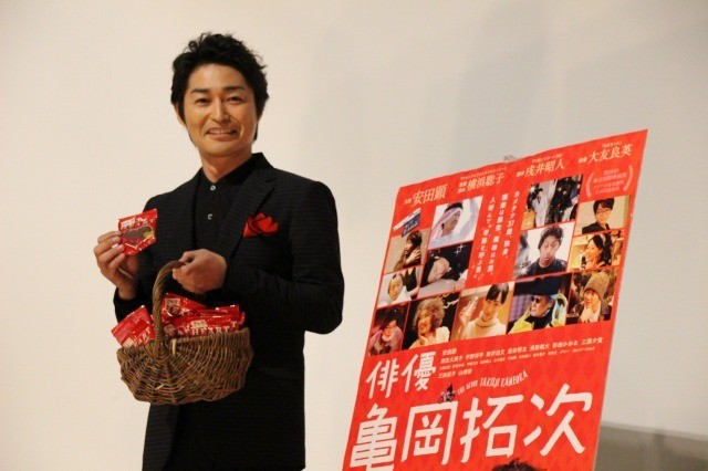 ファンや報道陣にチョコを配って歩いた安田顕