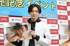 セクシーショットを披露した竜星涼「シマウマ」