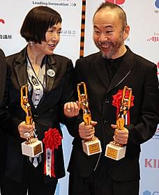 受賞を喜ぶ桃井かおりと塚本晋也監督「恋人たち」