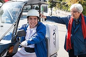撮影現場での徳永ゆうきと山田洋次監督「男はつらいよ」