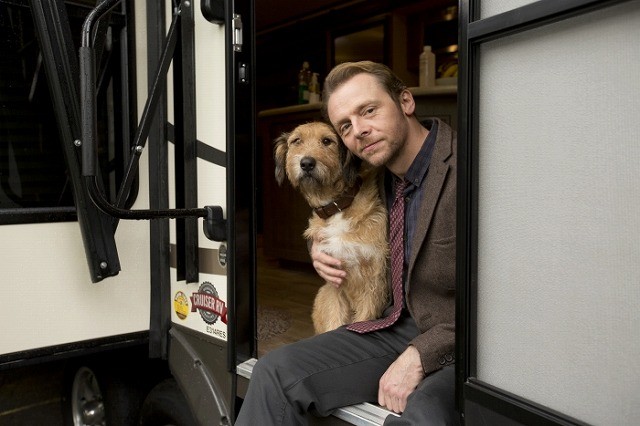 サイモン・ペッグが“相棒”犬を紹介「ミラクル・ニール！」特別映像が公開