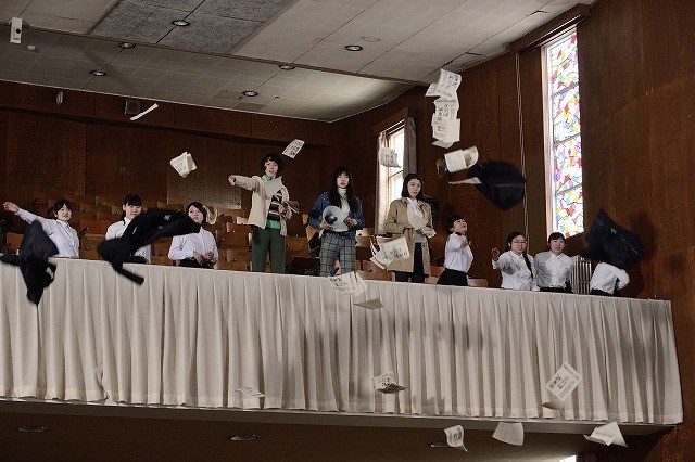 成海璃子の学生運動シーン、遠藤新菜が斎藤工に“バッグハグ”「無伴奏」場面写真公開 - 画像6