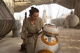 デイジー・リドリーとBB8.「スター・ウォーズ フォースの覚醒」