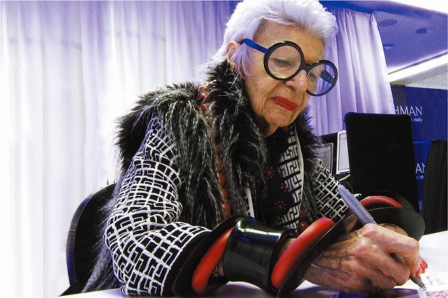 94歳のファッションアイコン、アイリス・アプフェル