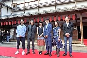 八千代座前に集った行定勲ディレクター、 橋本愛、高良健吾ら「うつくしいひと」