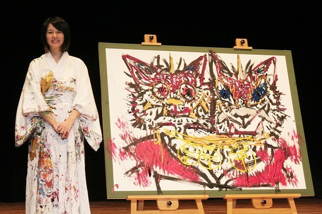 現代美術家・小松美羽氏、ライブペインティングで「百日紅」の世界に迫る
