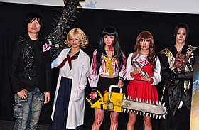 キスシーンを振り返り大テレの内田理央(中央)「血まみれスケバンチェーンソー」