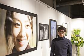 会場を訪れた写真家・丸谷嘉長