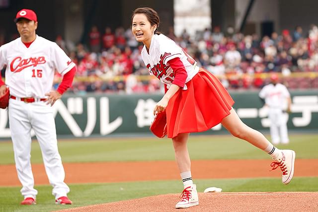 “サウスポー”前田敦子、カープカラーのミニスカで初の単独始球式