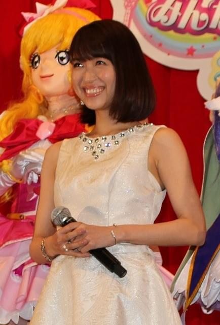 新妻聖子の歌声に喝さい！子ども合唱団と「プリキュア」挿入歌熱唱