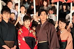 初日舞台挨拶を盛り上げた(左から) 真剣佑、広瀬すず、野村周平、上白石萌音「ちはやふる 上の句」